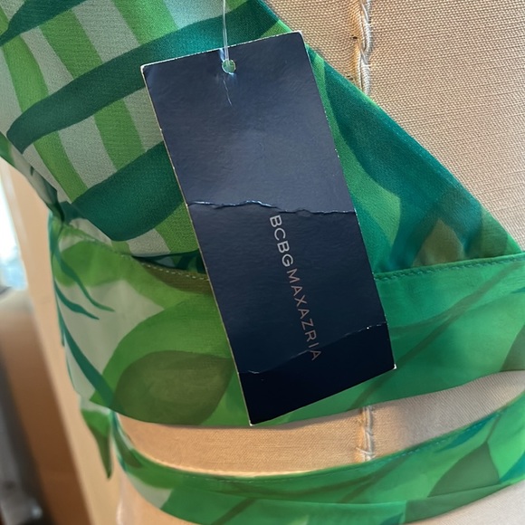 NWT BCBG MAXAZRIA V-Neck Halter Top ✨ - Picture 4 of 5
